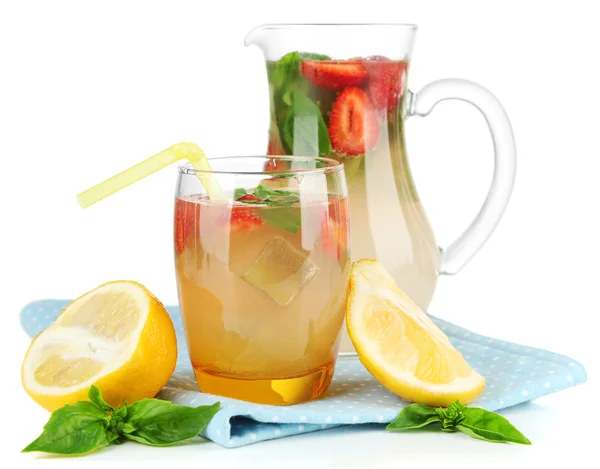 Basil limonade met aardbei, geïsoleerd op wit — Stockfoto