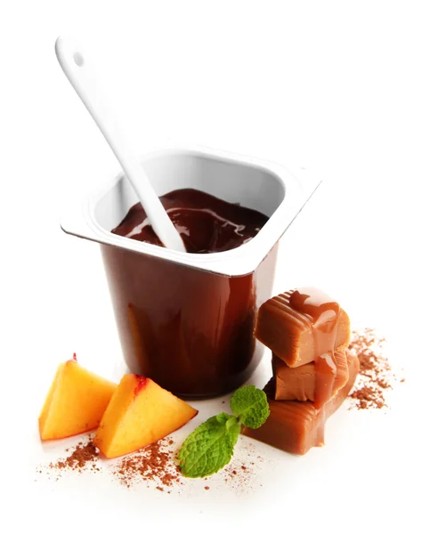 Composición con crema de chocolate, trozos de fruta fresca y caramelos de caramelo, aislados en blanco — Foto de Stock