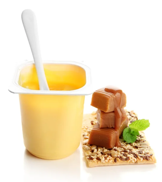 美味酸奶在白色上孤立打开塑料杯、 cookie 和奶糖糖果 — 图库照片