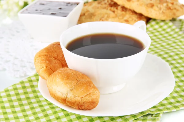 Smaczne rogaliki i filiżankę kawy z bliska — Zdjęcie stockowe