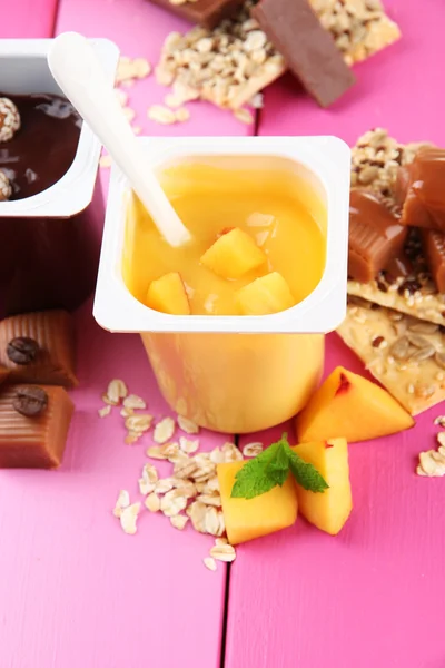 美味奶油甜点与片断的新鲜水果、 饼干和片，彩色木制背景上 — 图库照片