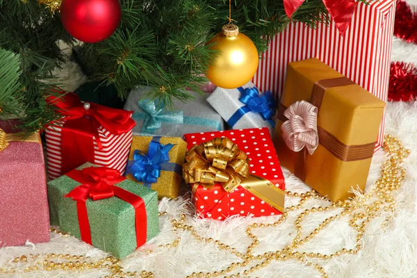 Díszített karácsonyfa, ajándékok közelről — Stock Fotó