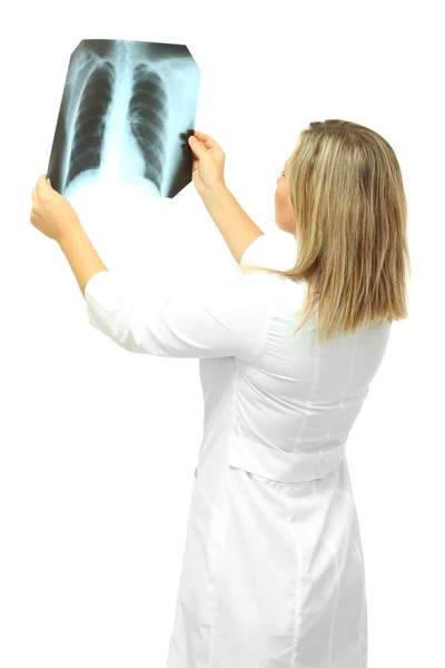 Arzt analysiert Röntgenbild isoliert auf weiß — Stockfoto