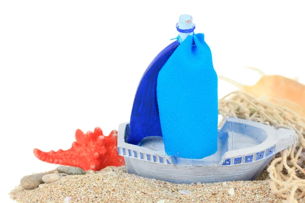 白で隔離される砂の上の青いおもちゃの船 — ストック写真
