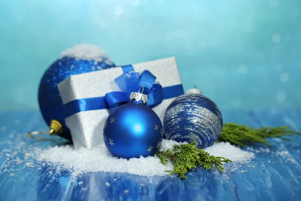 作文与圣诞球、 礼品盒和彩色木制背景上雪 — 图库照片