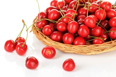 hasır sepet beyaz izole kiraz meyveleri