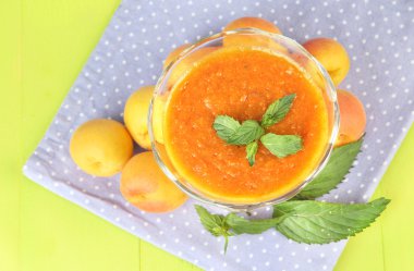 cam kase ve ahşap zemin üzerinde taze kayısı kayısı reçeli