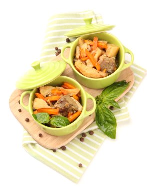 ev yapımı sığır stir fry üzerinde beyaz izole sebzeler tavada renk,