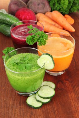 Tablo yakın çekim üzerinde taze sebze suları