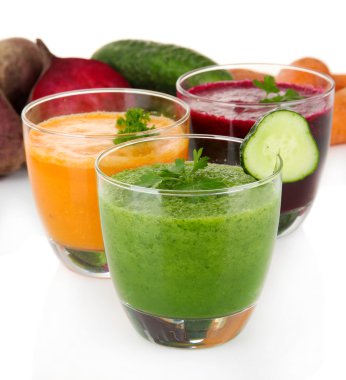 Beyaza izole edilmiş taze sebze suları.