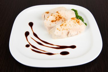 haşlanmış tavuk eti kırmızı biber ve ahşap zemin üzerine sos ile