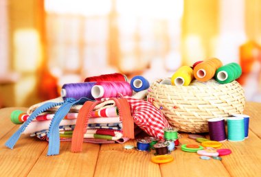 hasır sepet ve aksesuarlar, iğne işi parlak zemin üzerine ahşap tablo