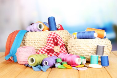 hasır sepetleri ile parlak zemin üzerine ahşap masa üzerinde iğne işi'den aksesuarlar