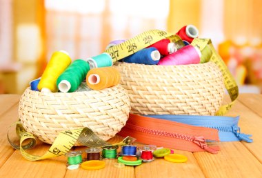 hasır sepetleri ile parlak zemin üzerine ahşap masa üzerinde iğne işi'den aksesuarlar