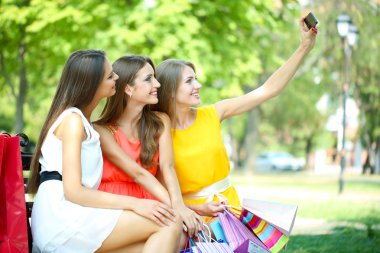Üç güzel genç kadın alarak resim yaz Park