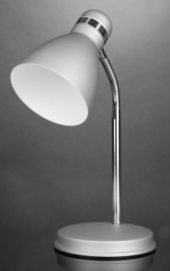 gri arka plan üzerinde masa lambası