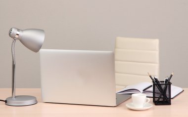 Bilgisayarlı ofis işyeri, kapat