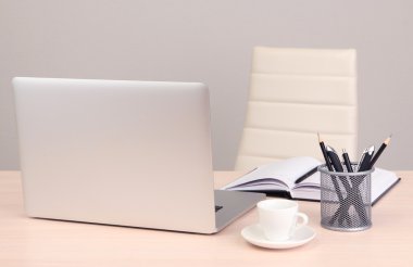 Bilgisayarlı ofis işyeri, kapat