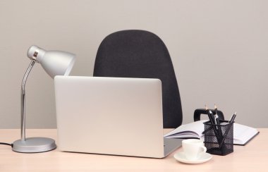 Bilgisayarlı ofis işyeri, kapat