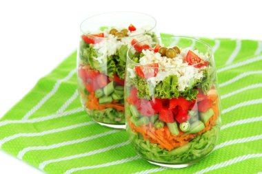 taze sebze, üzerinde beyaz izole lezzetli salata