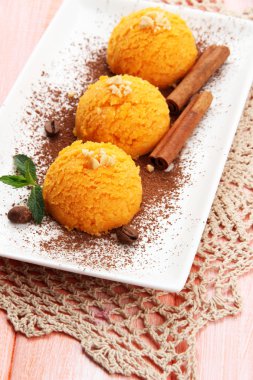 lezzetli dondurma plaka üzerinde tablo yakın çekim