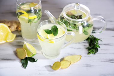 su ısıtıcısı, cam ve ahşap masa üzerinde zencefil ile çay