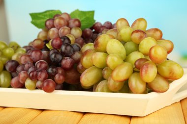 taze üzüm parlak zemin üzerine ahşap tepsi