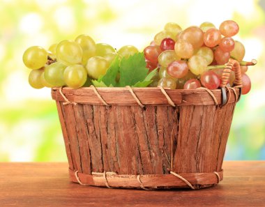 Olgun tatlı üzüm sepeti doğa zemin üzerine ahşap tablo