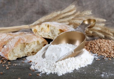 ahşap masa üstünde çul arka plan vurgunun içinde kepekli un