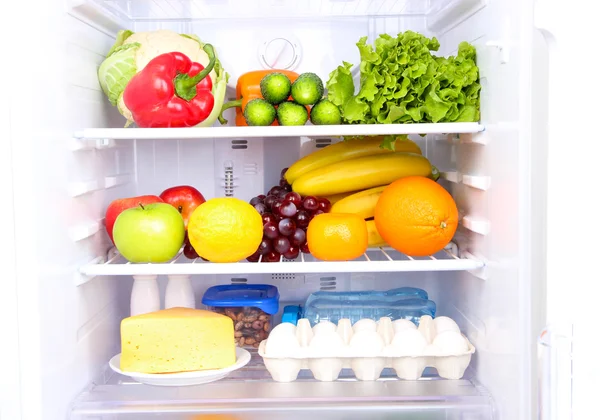 ตู้เย็นเต็มไปด้วยอาหาร — ภาพถ่ายสต็อก