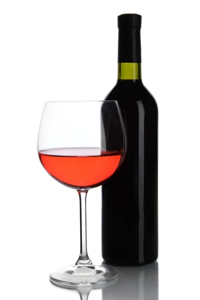 Rode wijn glas en fles wijn geïsoleerd op wit — Stockfoto