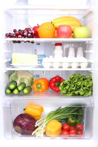 Frigorífico cheio de alimentos — Fotografia de Stock