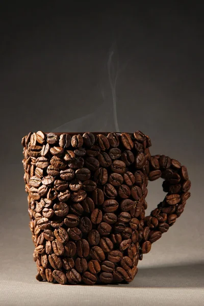 Gri zemin üzerine kahve çekirdekleri fincan — Stok fotoğraf