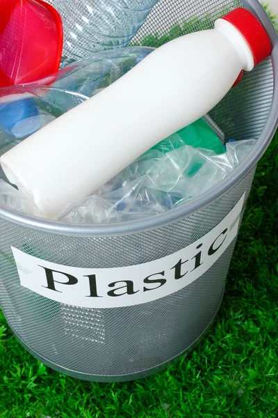 Assorted trash in bucket close-up — Stock Photo, Image