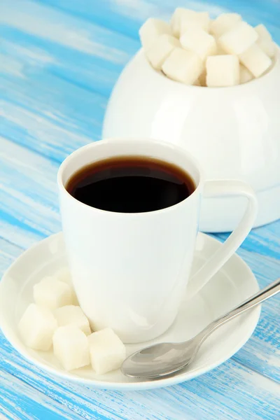 Tazza di caffè, su sfondo di legno a colori — Foto Stock