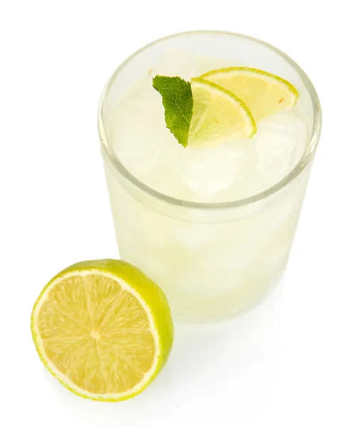Лимонад в стекле изолирован на белом — стоковое фото