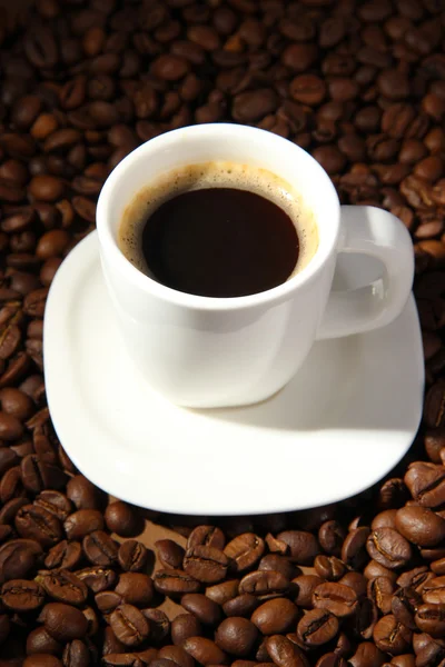 Taza de café sobre fondo de granos de café — Foto de Stock