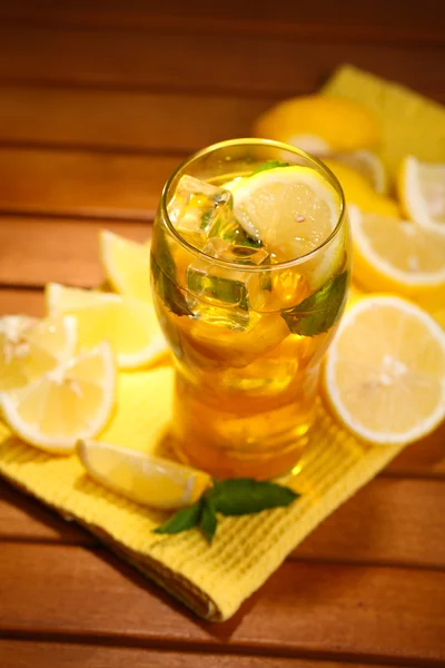 Ijsthee met citroen en mint op houten tafel — Stockfoto