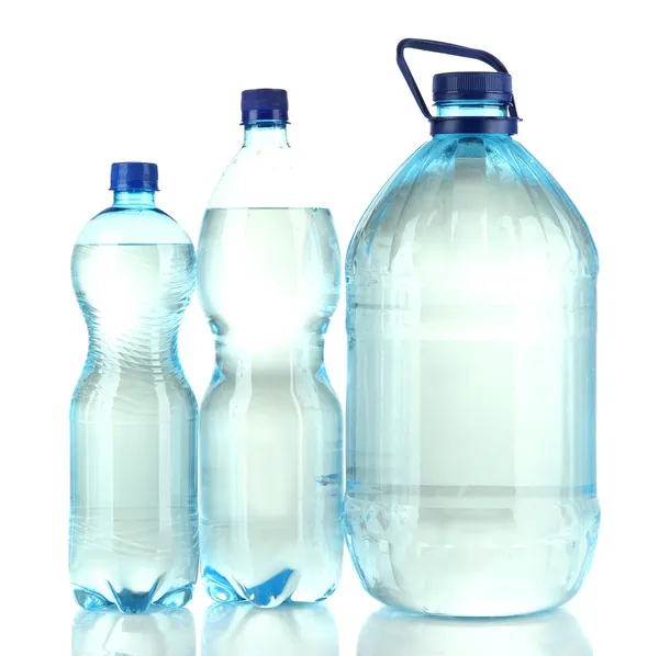 Flessen water, geïsoleerd op wit — Stockfoto