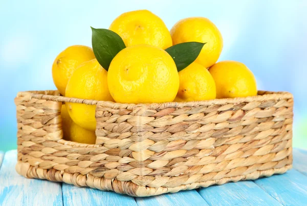 Olgun beyaz izole limon — Stok fotoğraf
