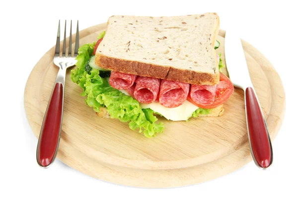 Вкусный сэндвич с колбасой и овощами на разделочной доске, изолированный на белом — стоковое фото