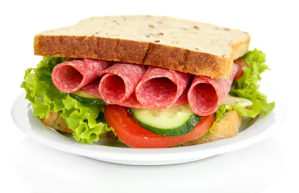 Вкусный сэндвич с колбасой и овощами на белой тарелке, изолированный на белом — стоковое фото