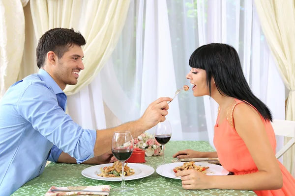 Vackra par med romantisk middag på restaurang — Stockfoto