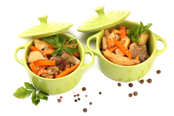 Sauté de bœuf fait maison avec des légumes dans des casseroles de couleur, isolé sur blanc — Photo