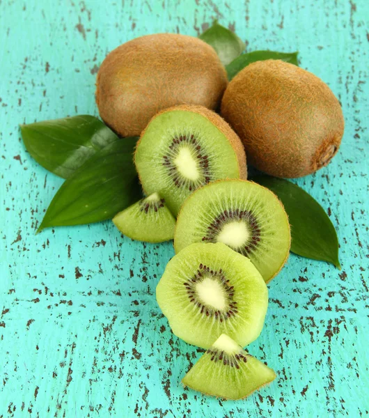 Kiwi mûr sur table en bois bleu close-up — Photo