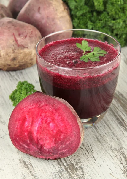 Jugo fresco de remolacha en primer plano de la mesa — Foto de Stock