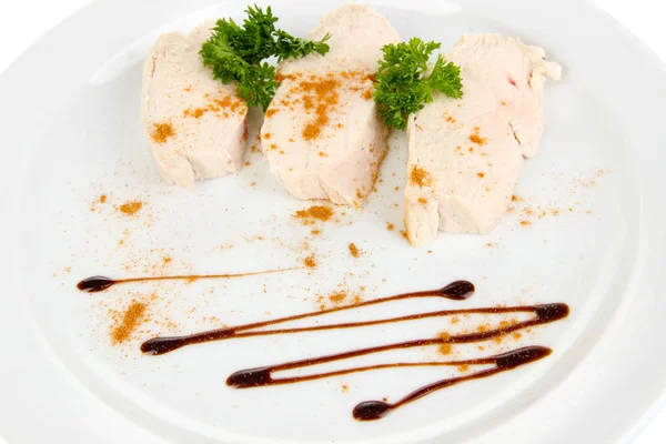 Варёное куриное мясо с паприкой и соусом, изолированное на белом — стоковое фото