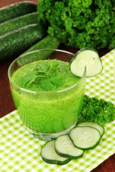 Jugo de verduras verdes en primer plano de la mesa — Foto de Stock