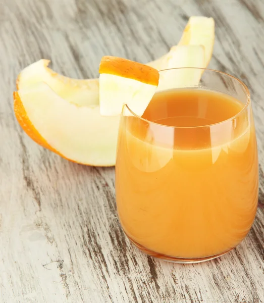 Delicioso jugo de melón en primer plano de la mesa — Foto de Stock