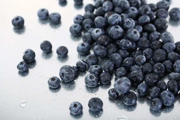 Blaubeeren auf metallischem Hintergrund — Stockfoto